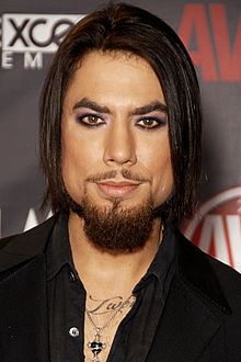 How tall is Dave Navarro?